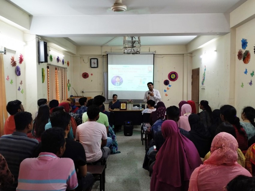 বরেন্দ্র বিশ্ববিদ্যালয় ফার্মেসী বিভাগের "Challenge in Career Planning and How to Overcome” শীর্ষক সেমিনার আয়োজন ।