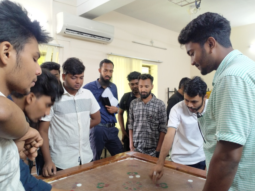 ইনডোর গেমে মেতে উঠেছে রাষ্ট্রবিজ্ঞান বিভাগ